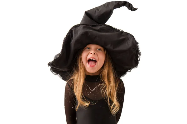 Beyaz Arka Planda Izole Edilmiş Büyük Siyah Şapkalı Küçük Cadı — Stok fotoğraf
