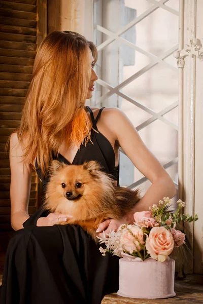 Una Mujer Hermosa Pomeranian Sientan Ventana Con Ramo Flores — Foto de Stock