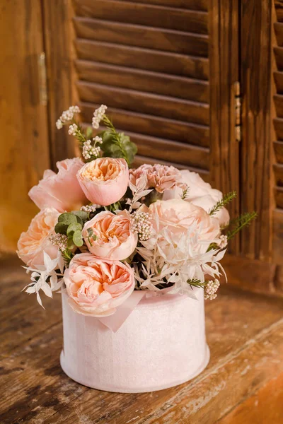 Uma Bela Composição Flores Delicadas Rosas Cravos Cor Rosa Janela — Fotografia de Stock