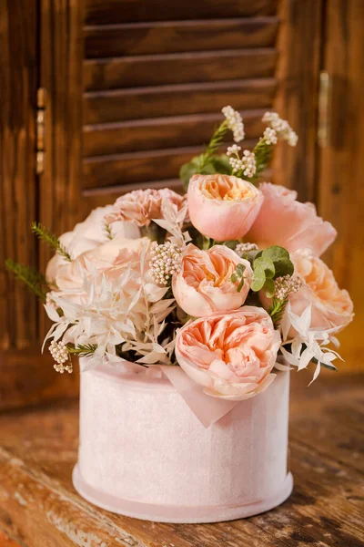 Uma Bela Composição Flores Delicadas Rosas Cravos Cor Rosa Janela — Fotografia de Stock