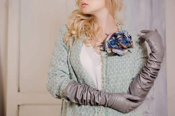 Una Joven Mujer Pelo Rubio Con Chaqueta Tweed Con Broche —  Fotos de Stock