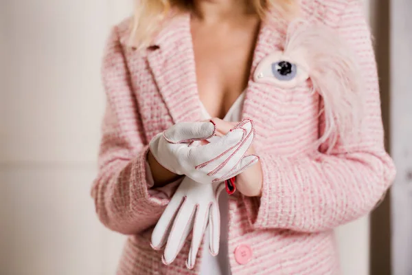 Młoda Kobieta Tweedowej Kurtce Białych Skórzanych Rękawiczkach Broszce Kształcie Oka — Zdjęcie stockowe