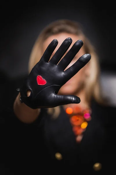Молодая Женщина Черных Перчатках Красное Ожерелье Закрыли Лицо Рукой — стоковое фото