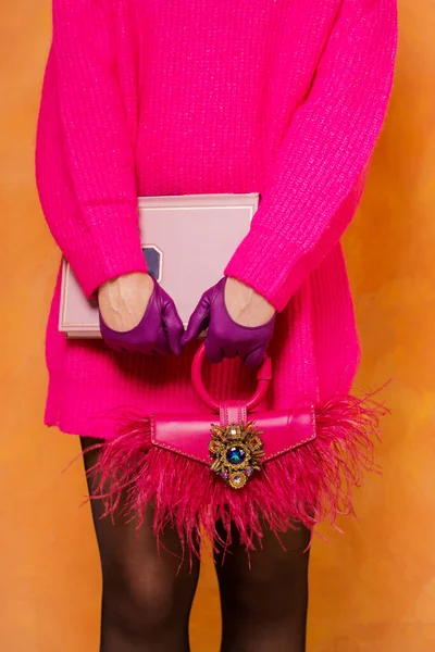 Fashionista Suéter Rosa Caliente Guantes Cuero Con Bolsa Rosa Con —  Fotos de Stock
