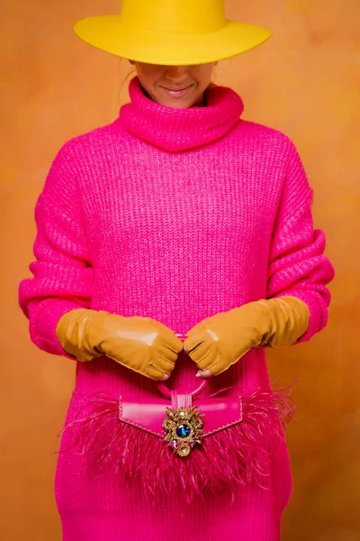 Fashionista Maglione Rosa Caldo Guanti Pelle Con Borsa Rosa Con — Foto Stock