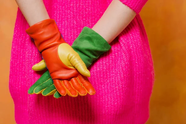 Женщина Розовом Свитере Ярких Красочных Кожаных Перчатках — стоковое фото