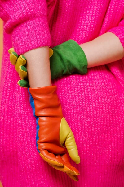Kobieta Różowym Swetrze Jasnych Kolorowych Skórzanych Rękawiczkach — Zdjęcie stockowe