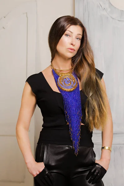 Una Mujer Con Traje Negro Largo Collar Azul — Foto de Stock