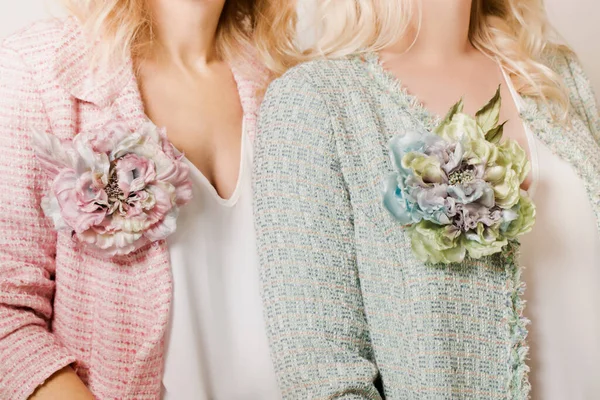 Dwie Jasnowłose Kobiety Tweedowych Kurtkach Broszkach Kształcie Kwiatu — Zdjęcie stockowe