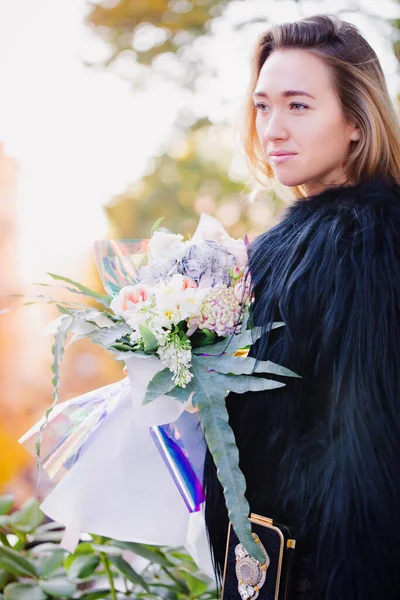 Красивая Женщина Черном Шубе Большим Букетом Цветов — стоковое фото