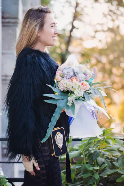 Uma Mulher Bonita Casaco Pele Preta Com Grande Buquê Flores — Fotografia de Stock