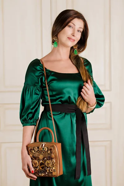 一个漂亮的女人 穿着绿色丝绸衣服 提着精美的珠子和半宝石包 — 图库照片