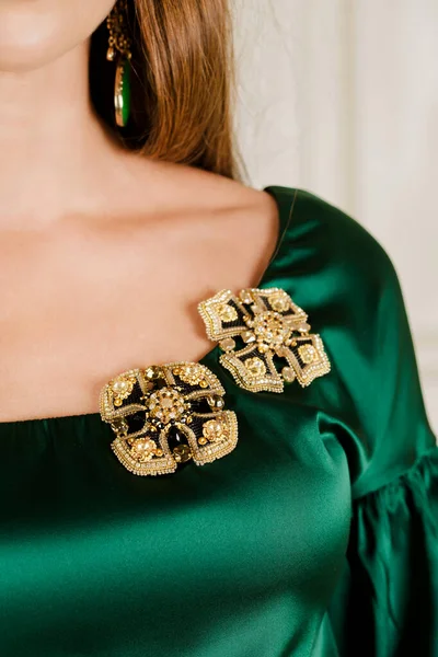 Boncuktan Broşları Olan Yeşil Ipek Elbiseli Güzel Bir Kadın — Stok fotoğraf
