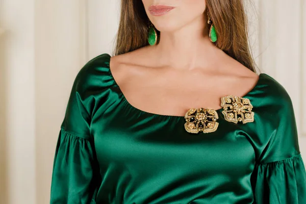 Piękna Kobieta Zielonej Jedwabnej Sukience Broszek Koralików — Zdjęcie stockowe