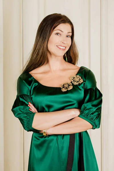一个漂亮的女人 穿着绿色丝绸衣服 头戴珠子做的胸针 — 图库照片