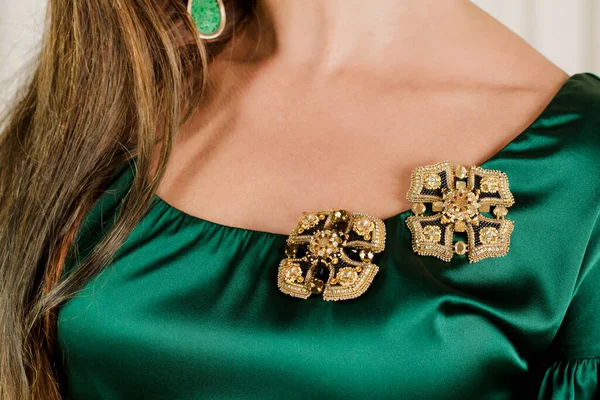 Boncuktan Broşları Olan Yeşil Ipek Elbiseli Güzel Bir Kadın — Stok fotoğraf