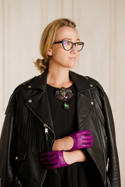 Женщина Черной Кожаной Куртке Коротких Фиолетовых Перчатках — стоковое фото