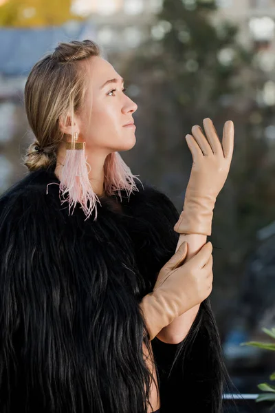 Piękna Kobieta Futrze Kolczykami Strusia Beżowymi Skórzanymi Rękawiczkami — Zdjęcie stockowe