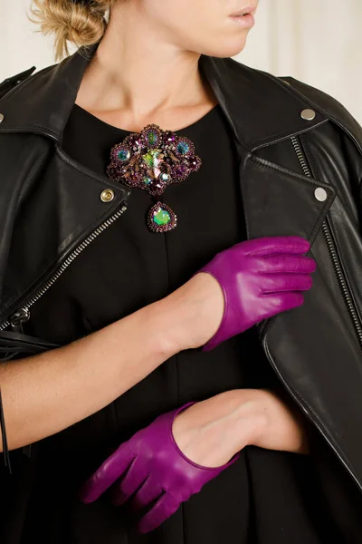 Kobieta Czarnej Skórzanej Kurtce Krótkich Fioletowych Rękawiczkach — Zdjęcie stockowe