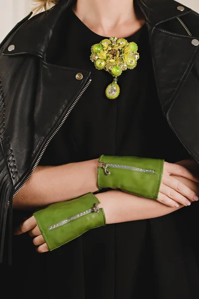 Женщина Черной Кожаной Куртке Коротких Зеленых Перчатках — стоковое фото