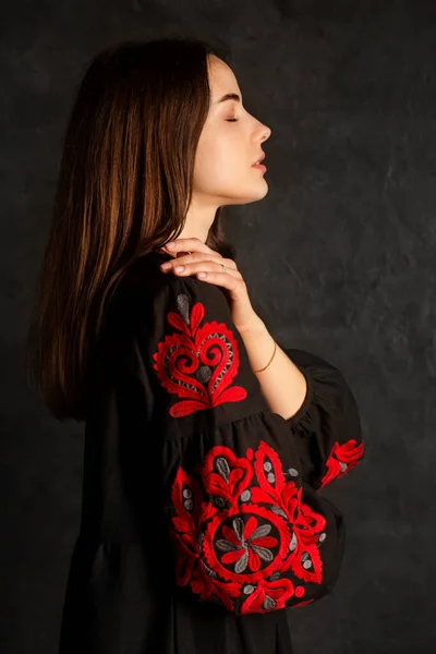 Красивая Молодая Женщина Черном Украинском Платье Красной Вышивкой — стоковое фото