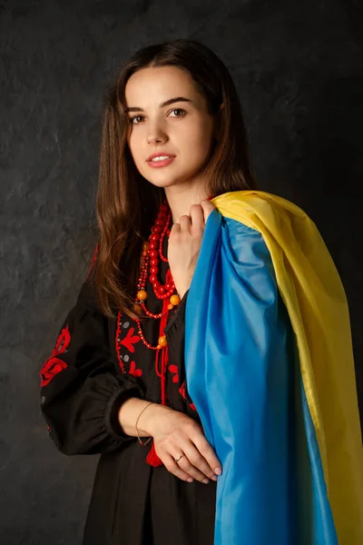 Красивая Украинка Национальном Украинском Платье Сине Желтым Флагом Украины — стоковое фото