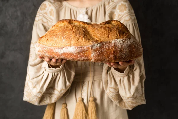 Украинка Национальной Одежде Держит Руках Огромную Буханку Хлеба Символ Плодородия — стоковое фото