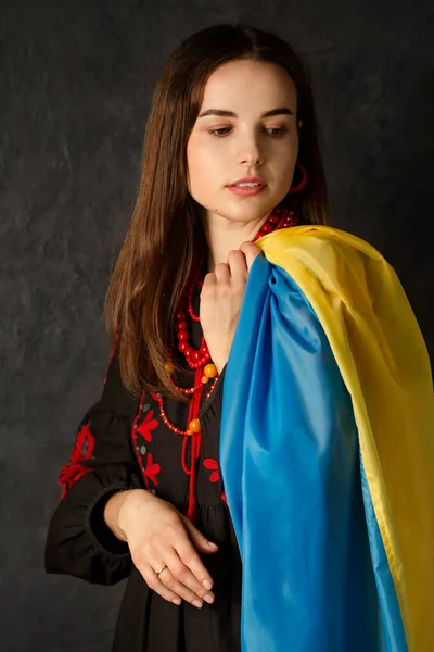 Ukraynalı Güzel Bir Kadın Ukrayna Nın Mavi Sarı Bayrağıyla Ulusal — Stok fotoğraf