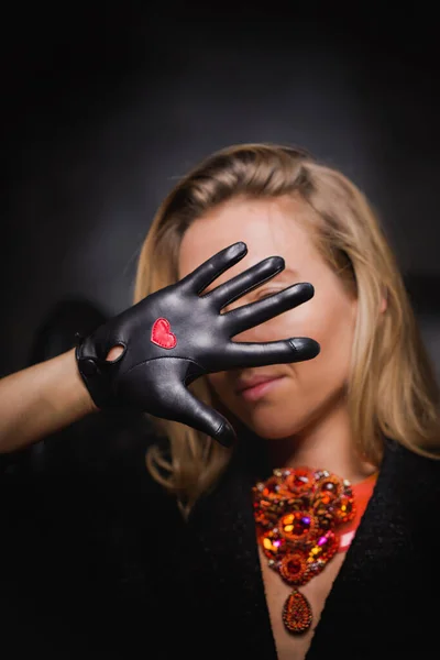 Młoda Kobieta Czarnych Rękawiczkach Czerwonym Naszyjniku Zakryła Twarz Dłonią — Zdjęcie stockowe