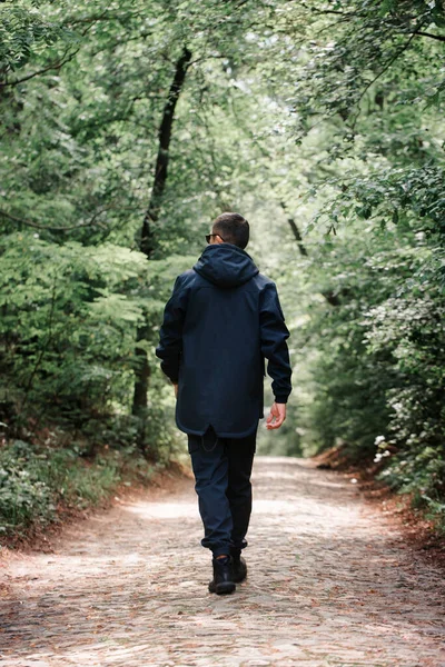 Ένας Κτηνώδης Άντρας Μαύρα Ρούχα Περπατάει Στο Δρομάκι Στο Ομιχλώδες — Φωτογραφία Αρχείου