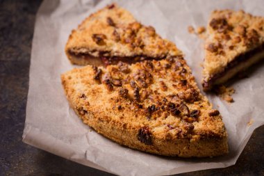 Parşömende reçelli ve fındıklı rendelenmiş pasta.