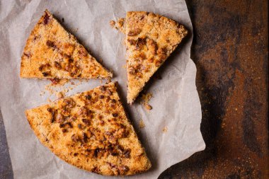 Parşömende reçelli ve fındıklı rendelenmiş pasta.