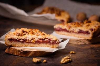 Parşömende reçelli ve fındıklı rendelenmiş pasta.