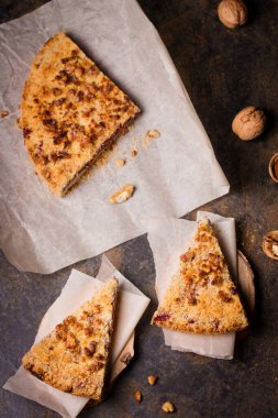 Parşömende reçelli ve fındıklı rendelenmiş pasta.