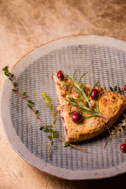 Lezzetli ev yapımı yaban mersini ve cevizli rendelenmiş turta