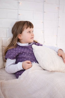 Kız antika bir yatakta örülmüş iç çamaşırıyla yatıyor. Noel konsepti