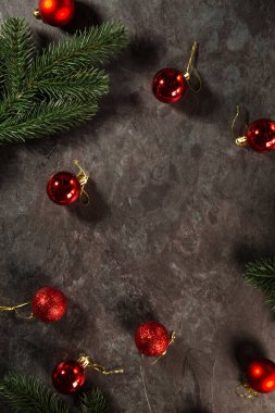 Kırmızı toplar ve arka planda Noel ağacı dalları.