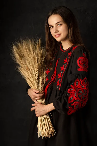Mladá Krásná Ukrajinská Žena Kyticí Uší Pšenice Symbol Plodnosti Velkorysosti — Stock fotografie