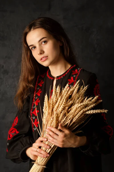 Bir Buket Buğday Buğdayıyla Genç Güzel Ukraynalı Bir Kadın Ukrayna — Stok fotoğraf