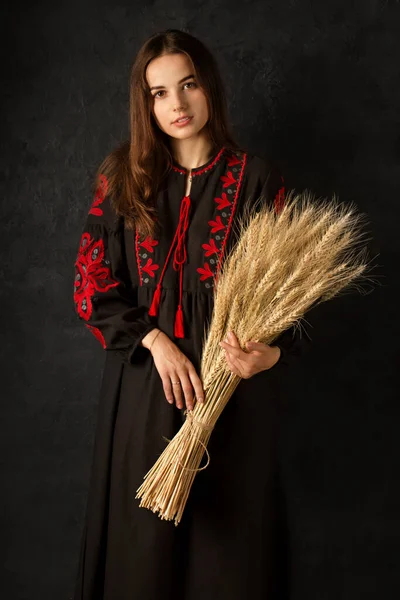 Νεαρή Όμορφη Ουκρανή Γυναίκα Ένα Μπουκέτο Αυτιά Σιταριού Ένα Σύμβολο — Φωτογραφία Αρχείου