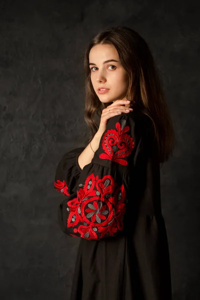 Красивая Украинка Черном Вышитом Платье Темном Фоне — стоковое фото