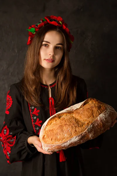 Ukraińska Kobieta Haftowanej Sukience Wieniec Trzyma Rękach Ukraińską Palyanitsę — Zdjęcie stockowe