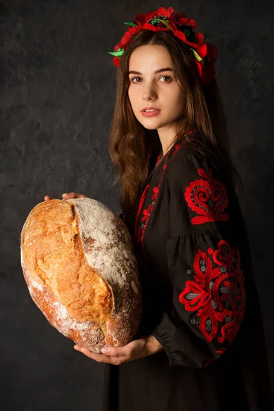 一名身穿绣花衣服头戴花环的乌克兰妇女手里拿着一只乌克兰花萼 — 图库照片