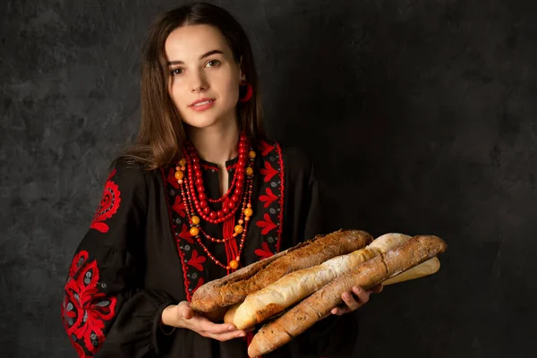 Ulusal Giysili Ukraynalı Bir Kadın Elinde Çıtır Ekmek Tutuyor — Stok fotoğraf