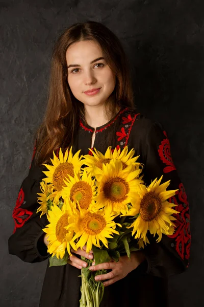 Ukrainka Czarnej Haftowanej Sukience Bukietem Słoneczników Ciemnym Tle — Zdjęcie stockowe