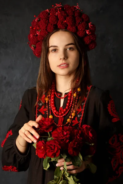 Krásná Ukrajinská Žena Věnec Národní Šaty Kyticí Rudých Růží Černém — Stock fotografie
