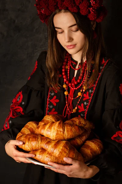 Ukrán Nemzeti Ruha Tart Egy Tálca Rózsás Croissant Egy Sötét — Stock Fotó