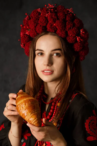 Ukrainian Woman National Dress Holds Tray Rosy Croissants Dark Background — Stock Photo, Image