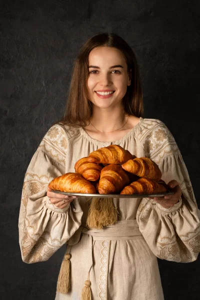 Mujer Ucraniana Vestido Nacional Sostiene Una Bandeja Con Croissants Rosados — Foto de Stock