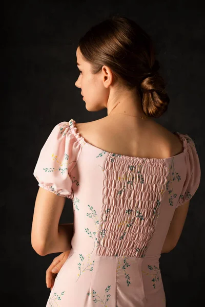 Mulher Jovem Doce Bonita Vestido Rosa Fundo Preto — Fotografia de Stock